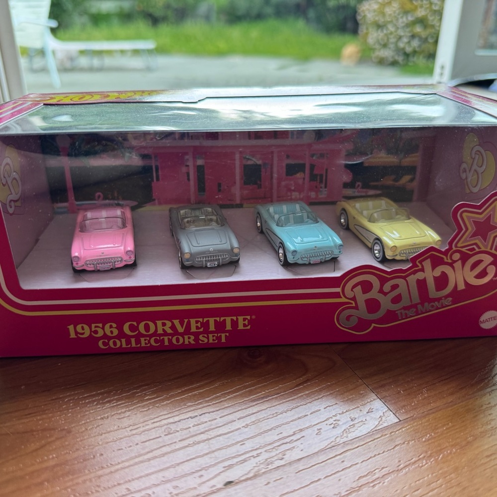 Hot Wheels Barbie The Movie 1956 Corvette Collector Set - Picture 3 of 6
